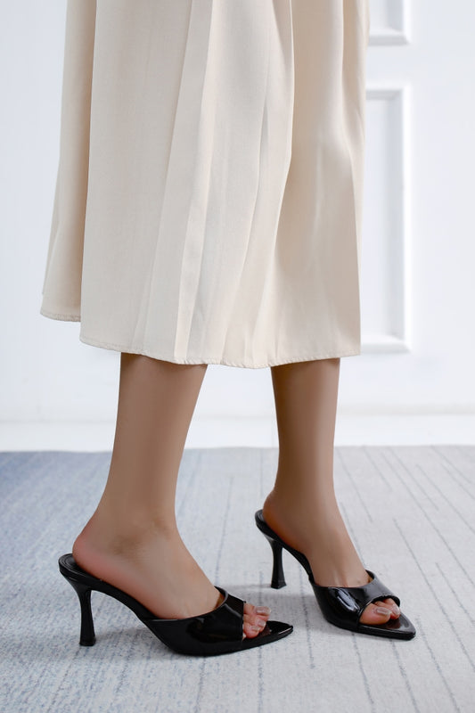 Pointed-Toe Mules - Black